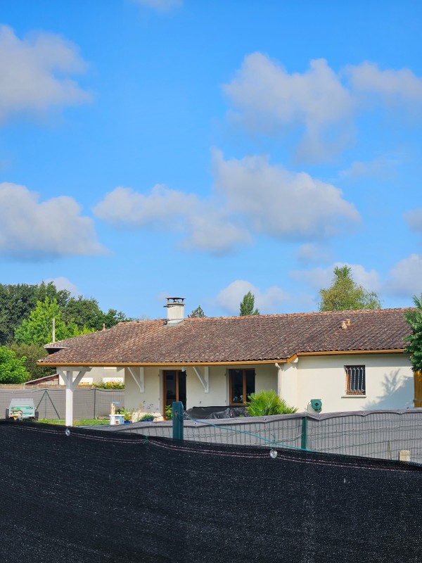 Intervention rapide à Salles en Gironde pour un nettoyage de toiture rapide et efficace. Landri Couverture propose un large choix de traitements hydrofuges, , anti-mousse, curatifs et préventifs.